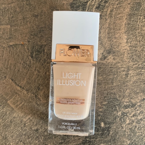Flower Beauty Light Illusion Foundation - FINAL PRICE REDUCTION - Picture 1 of 2